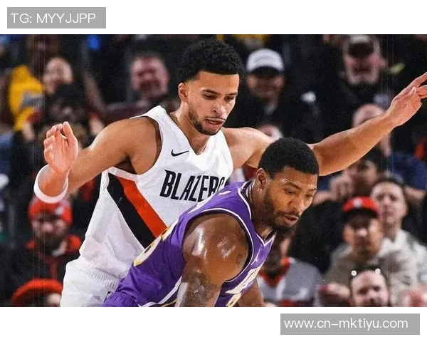 湖人阵容捉襟见肘仅剩十人出战背靠背对抗开拓者三名双向合同球员参战