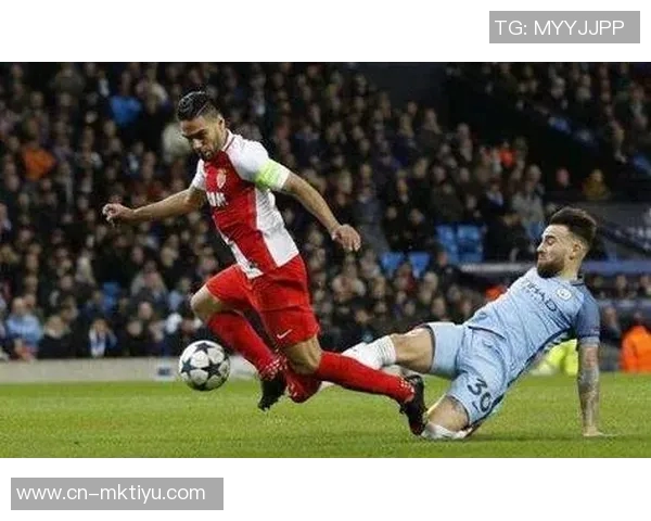 摩纳哥中场意外飞踹塔利亚菲科脖子引发场上混乱瞬间