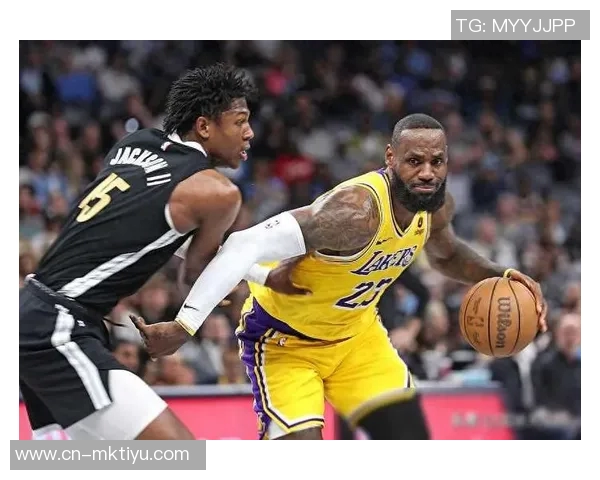 湖人本季失利均为两位数分差上季引入卢卡后13场比赛输掉8场同样分差惨重