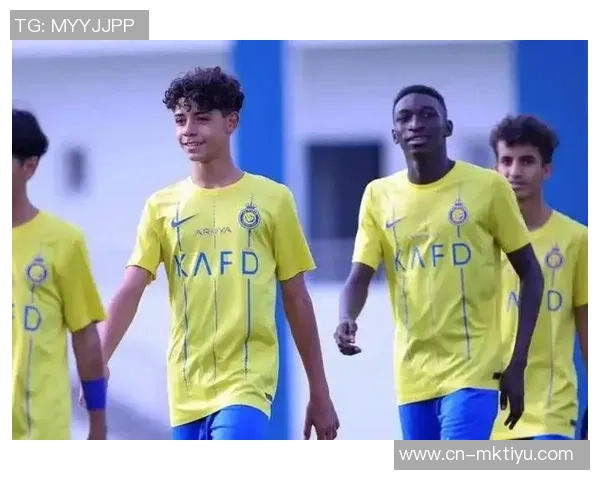 迷你罗继承父亲遗志15岁小将入选葡萄牙U16新阵容引关注 迷你罗继承父亲遗志15岁小将入选葡萄牙U16新阵容引关注